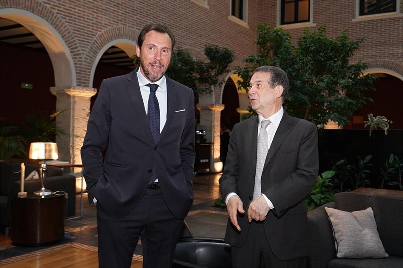 ep el portavoz del psoe oscar puente izda junto al presidente de la femp abel caballero dcha