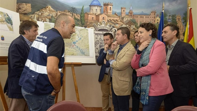 ep el presidente de castilla-la mancha emiliano garcia-page junto a la ministra de trabajo magdalena