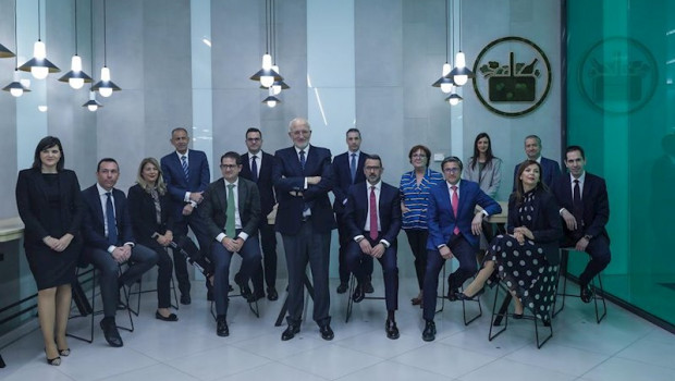 ep el presidente de mercadona juan roig centro de pie posa junto a su equipo tras la rueda de prensa
