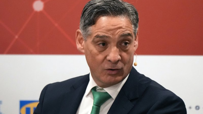 El responsable de negocio para sector público de AWS en España, Óscar Sanz, debate en el tercer panel de la jornada moderado por la directora de negocio de Europa Press, Candelas Martín de Cabiedes, durante la jornada ‘Euskadi hacia el futuro’. | H.Bilbao - Europa Press ep el responsable de negocio para sector publico de aws en espana oscar sanz debate en el tercer