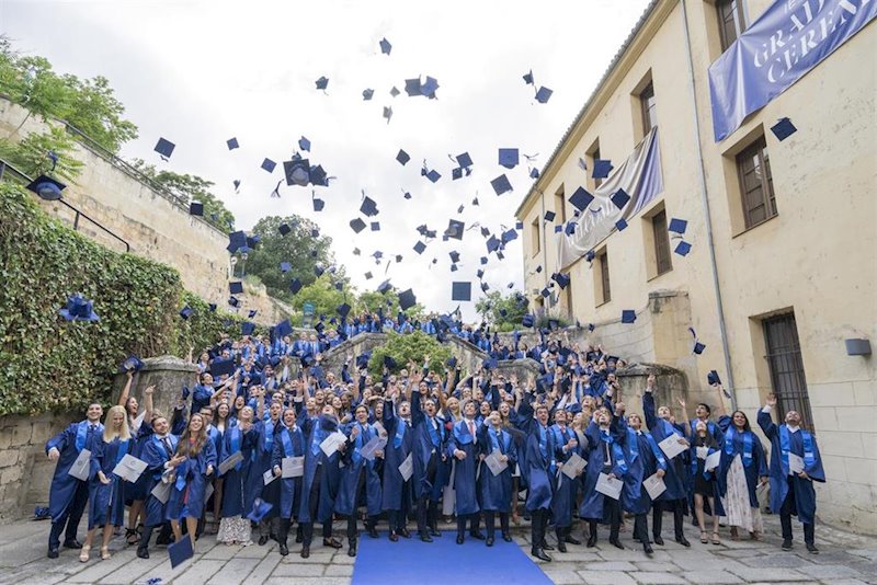 ep estudiantes de la ie university durante la fiesta de graduacion en segovia
