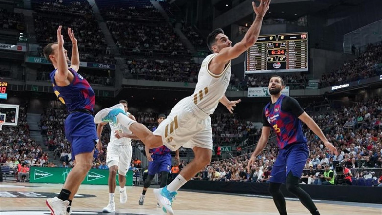 Facundo Campazzo lanza a canasta en la final de la Supercopa Endesa entre el Real Madrid y el Barça | ACB PHOTO ep facundo campazzo lanza a canasta en la final de la supercopa endesa entre el real madrid y el