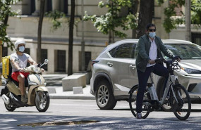ep imagen de una moto circulando por madrid
