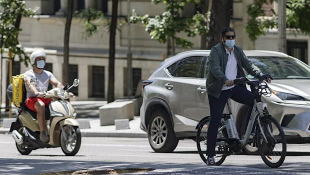 ep imagen de una moto circulando por madrid