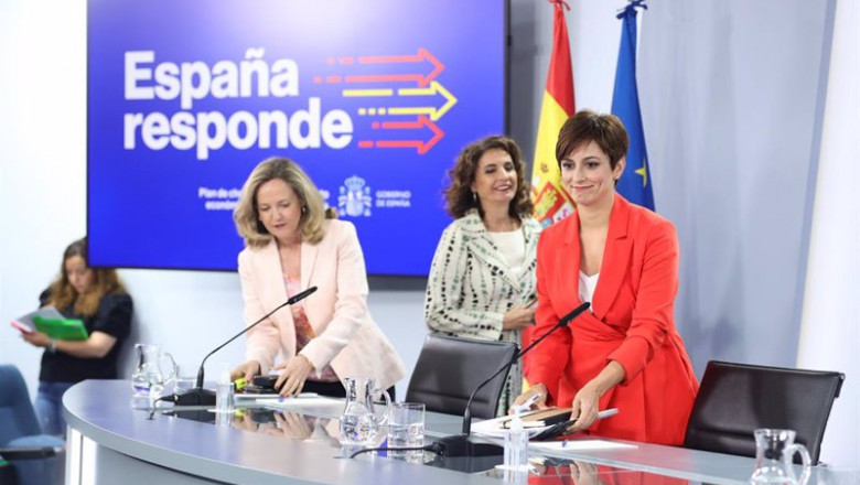 La ministra portavoz, Isabel Rodríguez; la ministra de Hacienda y Función Pública, María Jesús Montero y la vicepresidenta primera y ministra de Asuntos Económicos y Transformación Digital, Nadia Calviño, este martes. | Eduardo Parra - Europa Press ep la ministra portavoz isabel rodriguez la ministra de hacienda y funcion publica maria jesus