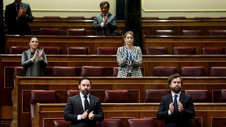 Los diputados de Vox Santiago Abascal (i) e Iván Espinosa de los Monteros (d), en el aplauso a la labor de los sanitarios en la crisis del coronavirus, este miércoles en la sesión de control al Gobierno en el Congreso de los Diputados . En Madrid, (España | Pool ep los diputados de vox santiago abascal i e ivan espinosa de los monteros d en el aplauso a la