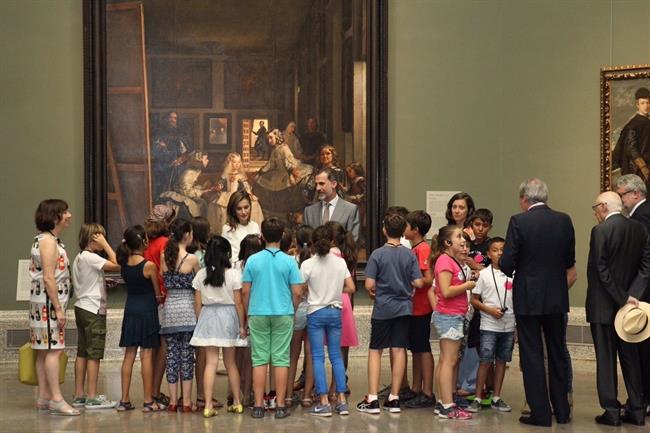 Los Reyes junto a escolares en 'Las Meninas' | CASA DEL REY ep los reyesa escolares en las meninas