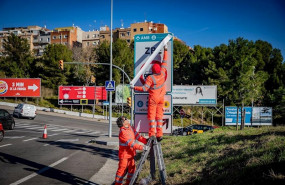 ep operarios instalando las senales de trafico definitivas de la zbe rondas bcn en el ramal de la