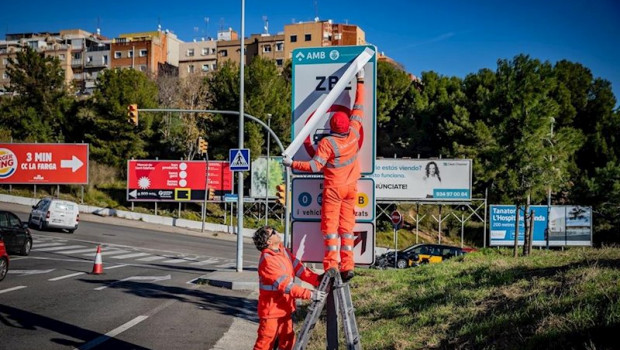 ep operarios instalando las senales de trafico definitivas de la zbe rondas bcn en el ramal de la