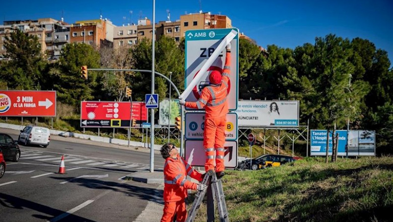 ep operarios instalando las senales de trafico definitivas de la zbe rondas bcn en el ramal de la