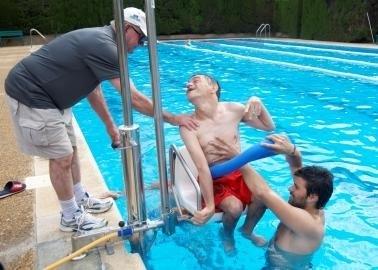 Persona con discapacidad en la piscina | LA CAIXA ep personadiscapacidadla piscina