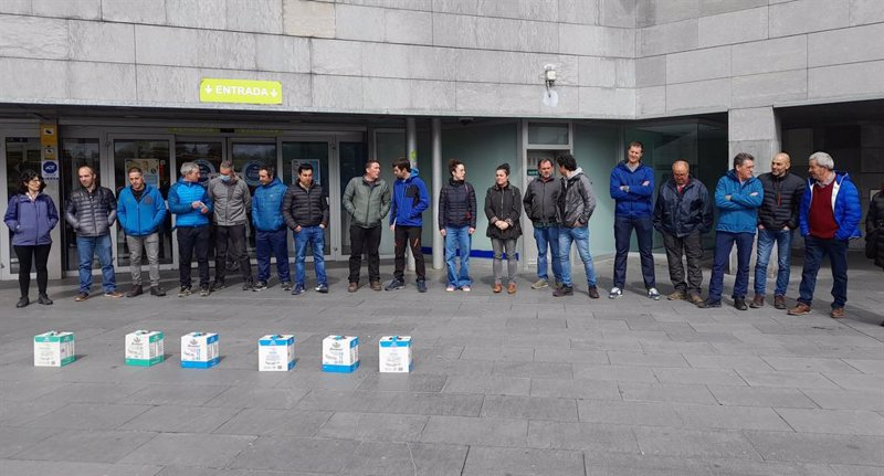 Representantes del sector lácteo de Navarra, frente a un establecimiento de la capital navarra | EUROPA PRESS ep representantes del sector lacteo de navarra frente a un establecimiento de la capital navarra