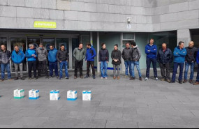 ep representantes del sector lacteo de navarra frente a un establecimiento de la capital navarra
