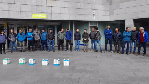 ep representantes del sector lacteo de navarra frente a un establecimiento de la capital navarra