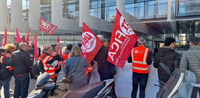 ep trabajadores de la red comercial de repsol se concentran ante la sede de la compania para exigir ep trabajadores de la red comercial de repsol se concentran ante la sede de la compania para exigir