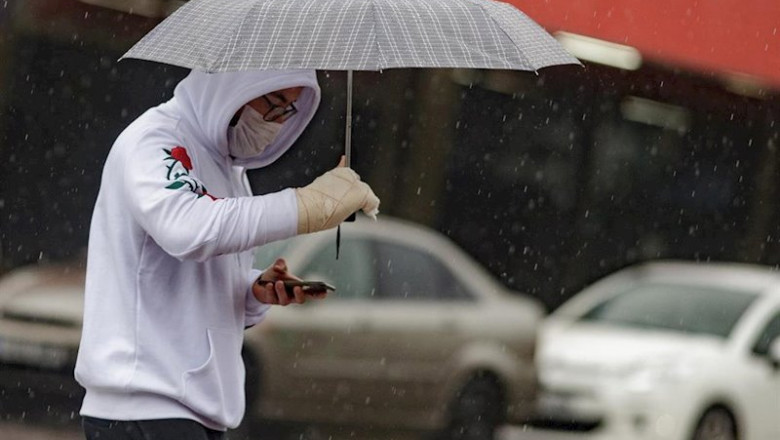 ep transeuntes protegidos con mascarilla y un paraguas caminan por las calles de la capital un dia ep transeuntes protegidos con mascarilla y un paraguas caminan por las calles de la capital un dia