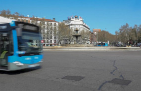 ep un autobus transita por calles de madrid totalmente vacias un dia despues de la declaracion de