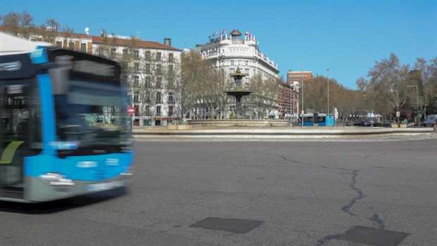 ep un autobus transita por calles de madrid totalmente vacias un dia despues de la declaracion de