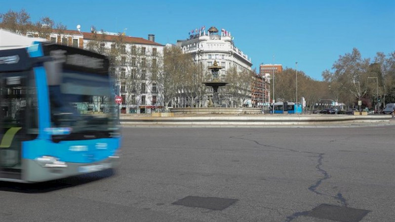 Un autobús transita por calles de Madrid totalmente vacías un día después de la declaración de estado de alarma en todo el país | Jesús Hellín ep un autobus transita por calles de madrid totalmente vacias un dia despues de la declaracion de
