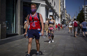 ep un hombre camina por la gran via