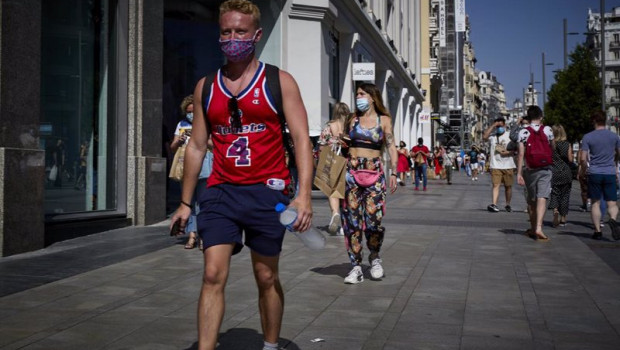 ep un hombre camina por la gran via