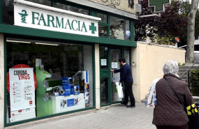 ep un hombre entra en una farmacia abierta por ser esencial el dia en el que entra en vigor la