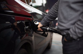 ep un hombre reposta gasolina en una gasolinera de barcelona a 11 de marzo de 2022 en barcelona