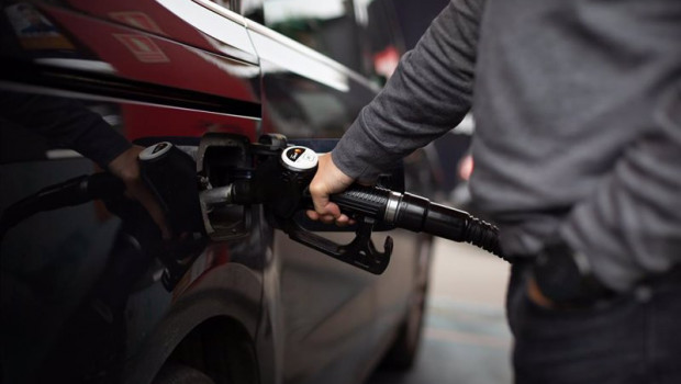 ep un hombre reposta gasolina en una gasolinera de barcelona a 11 de marzo de 2022 en barcelona