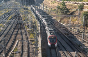 ep un tren de cercanias llega a la estacion de tren de chamartin