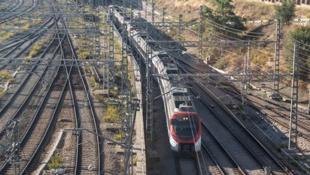 ep un tren de cercanias llega a la estacion de tren de chamartin
