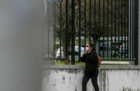 ep una mujer lleva mascarilla para protegerse del coronavirus en una calle de madrid a 11 de marzo