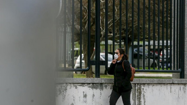 ep una mujer lleva mascarilla para protegerse del coronavirus en una calle de madrid a 11 de marzo