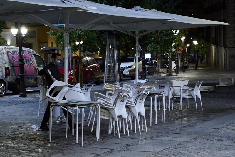 Las terrazas de hostelería ampliadas en Madrid por el Covid cerrarán a medianoche