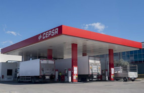 ep varios camiones repostan en una gasolinera