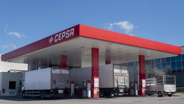 ep varios camiones repostan en una gasolinera