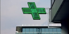 la-croix-verte-d-une-pharmacie-le-2-juillet-2009-a-paris la-croix-verte-d-une-pharmacie-le-2-juillet-2009-a-paris