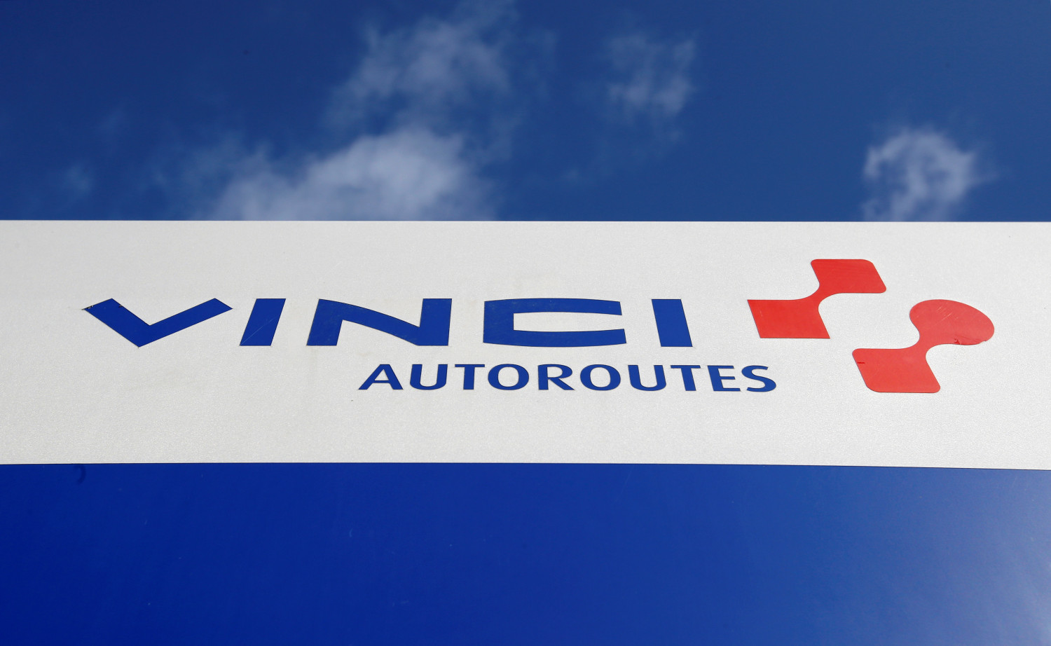 le logo de vinci est represente sur l autoroute a62 a saint jory 