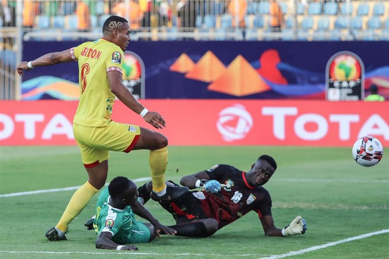 ep 10 july 2019 egypt cairo benins olivier verdon l senegals sadio mane and benins saturmin allagbe battle in action during the 2019 africa cup of nations quarter final soccer match between senegal and benin at the 30 june stadium photo omar zohei