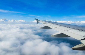 ep ala de un avion surcando el cielo azul