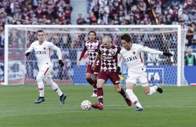 ep andres iniesta conduce la pelota en el partiod entre el vissel kobe y el kashima antlers