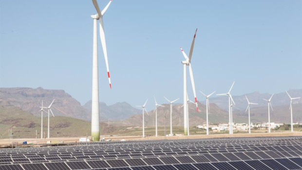 ep archivo   aerogeneradores y paneles solares en san bartolome de tirajana gran canaria canarias