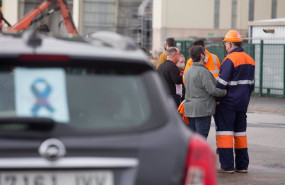 ep archivo   asistentes a una caravana de vehiculos de trabajadores de alcoa tras la finalizacion