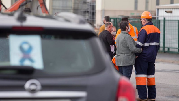 ep archivo   asistentes a una caravana de vehiculos de trabajadores de alcoa tras la finalizacion