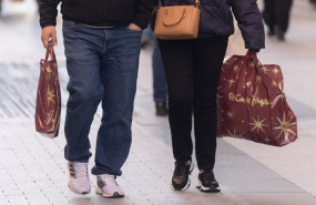 ep archivo   dos personas llevan bolsas con regalos para reyes a 5 de enero de 2024 en madrid espana