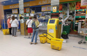 ep archivo   gente comprando en un supermercado de oviedo