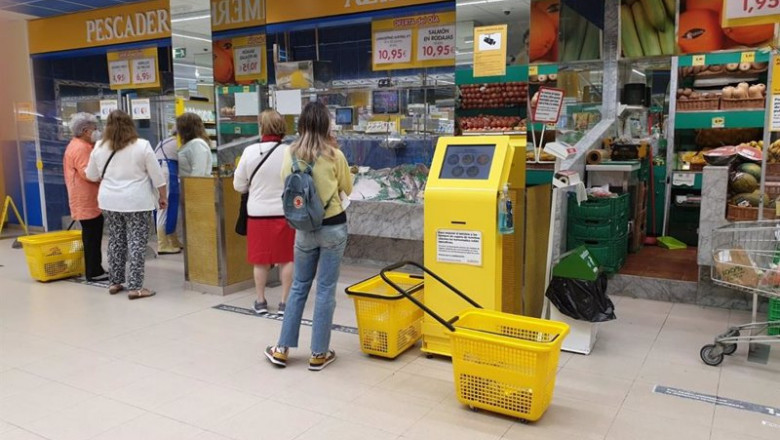 ep archivo gente comprando en un supermercado de oviedo ep archivo gente comprando en un supermercado de oviedo