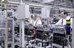 ep archivo   operarios trabajando en una fabrica industrial 20250430101603