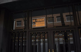 ep archivo   portal de una vivienda con una anuncio de venta