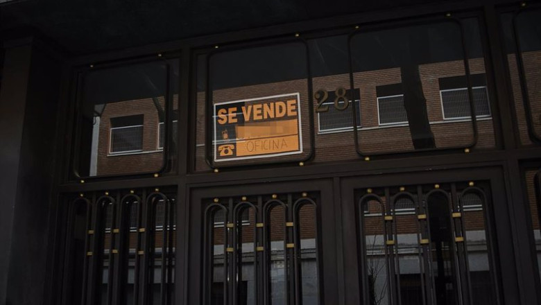 ep archivo portal de una vivienda con una anuncio de venta ep archivo portal de una vivienda con una anuncio de venta