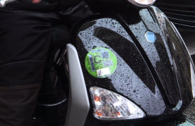 ep archivo   una moto con un distintivo ambiental de la direccion general de trafico dgt de tipo c